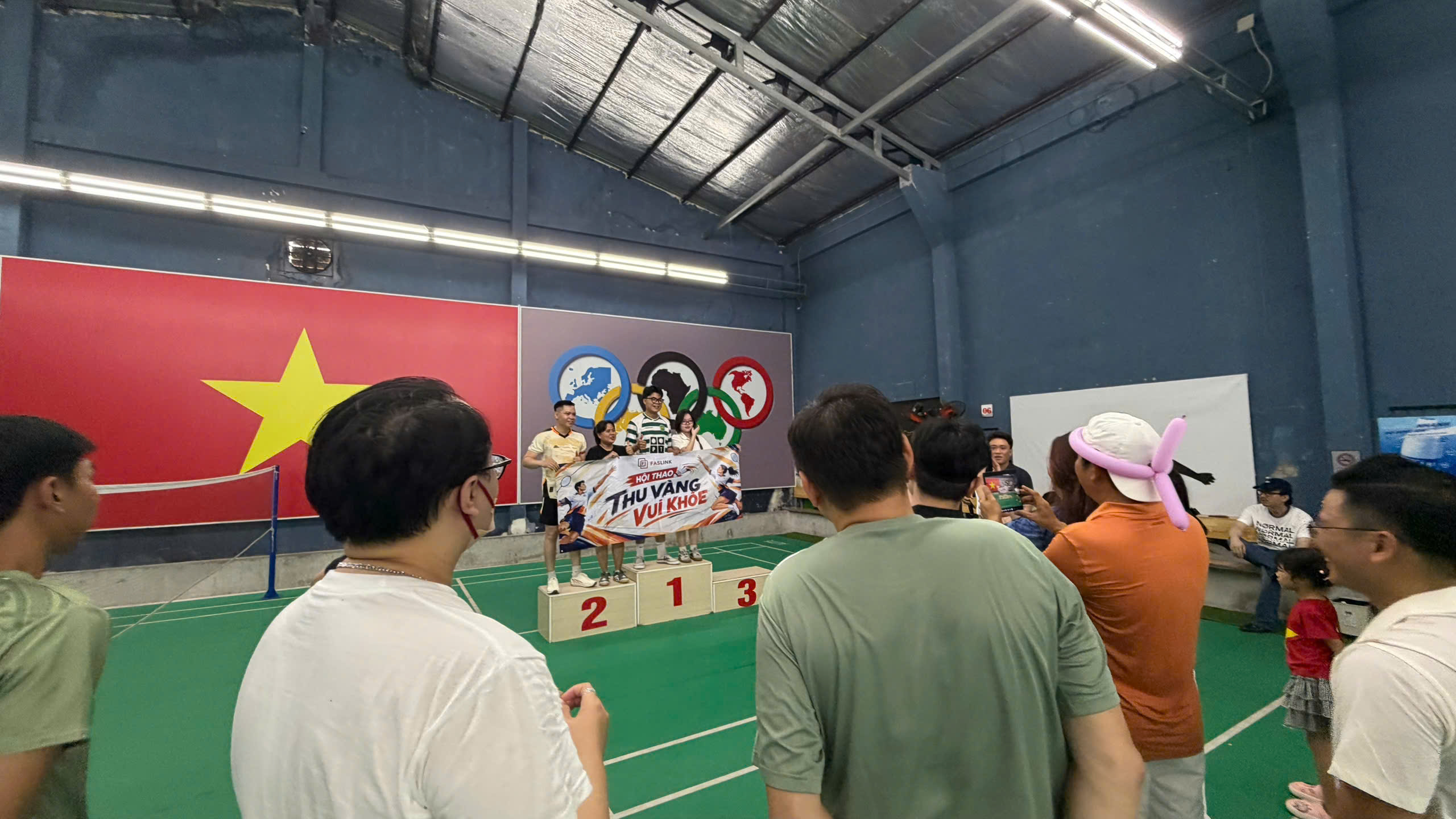 sân cầu lông tổ chức giải phong trào